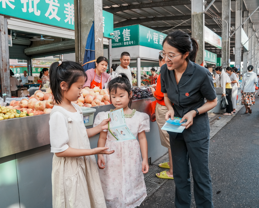 普法宣傳進(jìn)集市 “煙火氣”里護(hù)生態(tài)