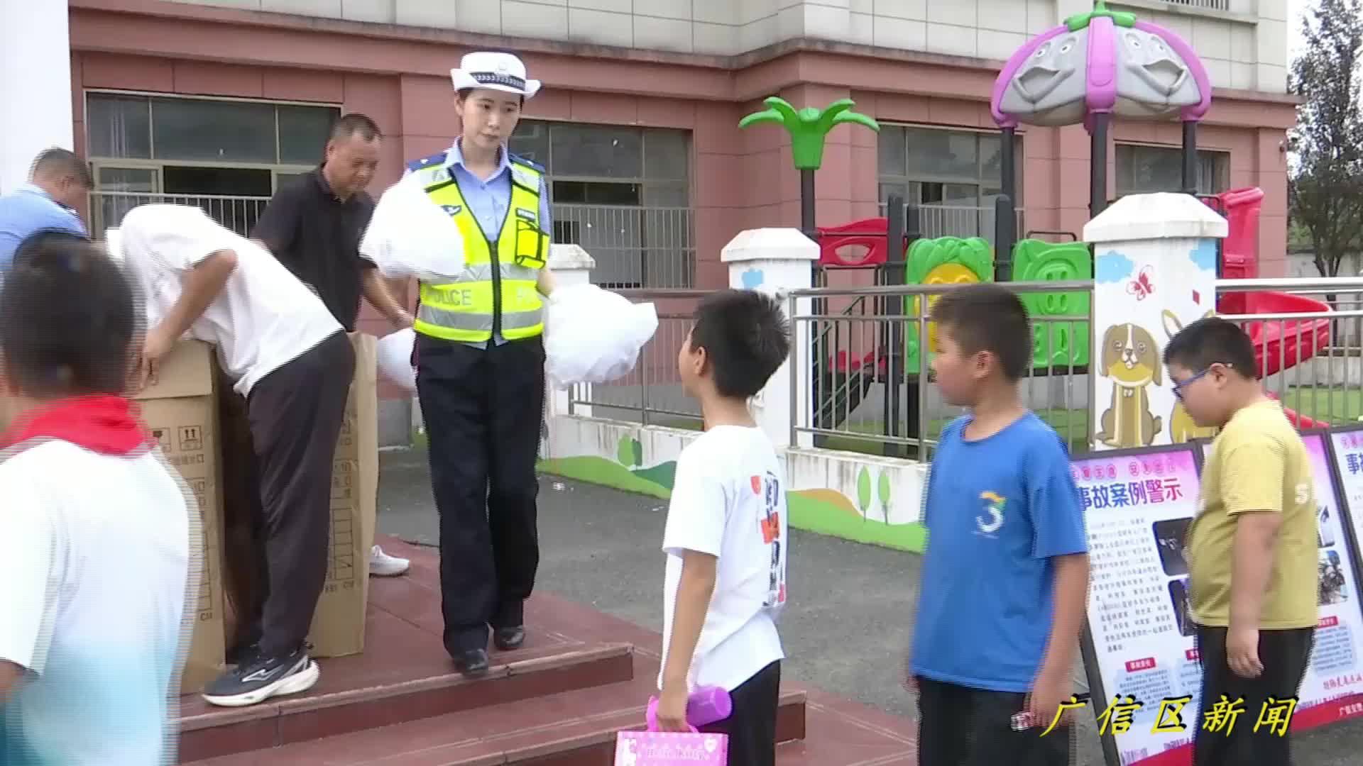 交警進校園 文明交通“戴”回家