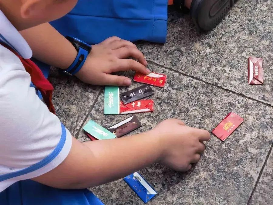 小学生沉迷玩烟卡？两部门回复 