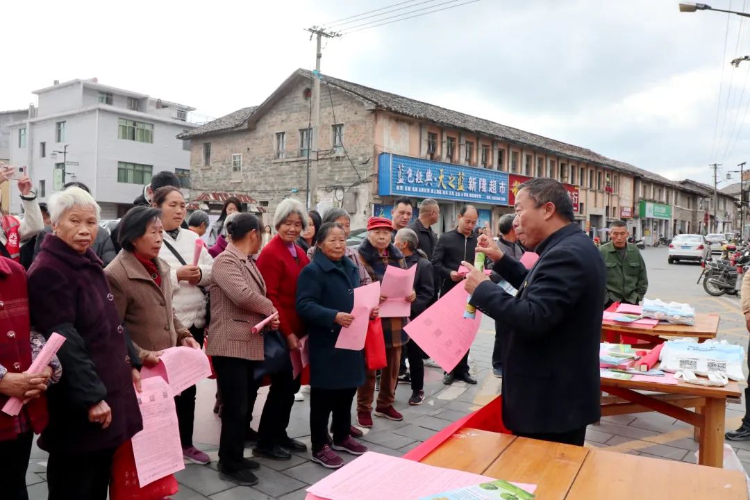 驿前镇：红莲“1+1”宣讲进市集 烟火气里传“新”声