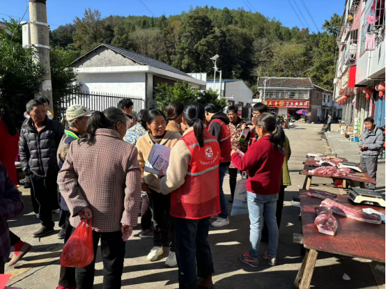 向家暴亮红灯 为家庭筑温暖——杨溪乡妇联开展《中华人民共和国反家庭暴力法》宣传活动