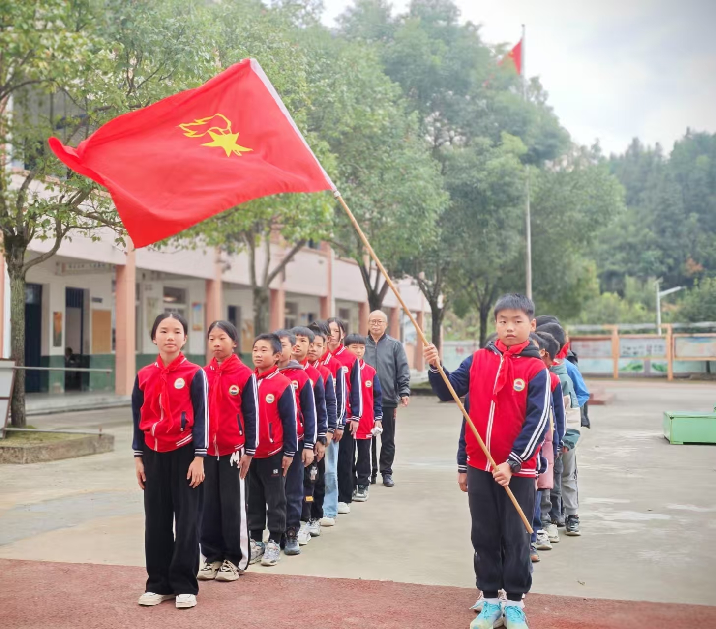 “茶树菇的采摘”——水南圩乡九年一贯制学校开展社会实践活动