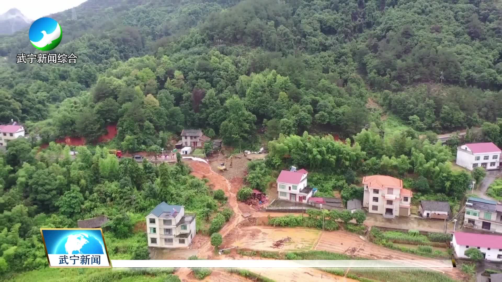 220国道宋溪镇南皋山垮塌路段抢修冒雨推进