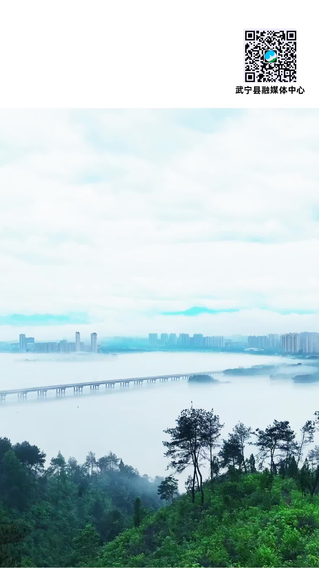 每日一景：烟雨小城如画卷