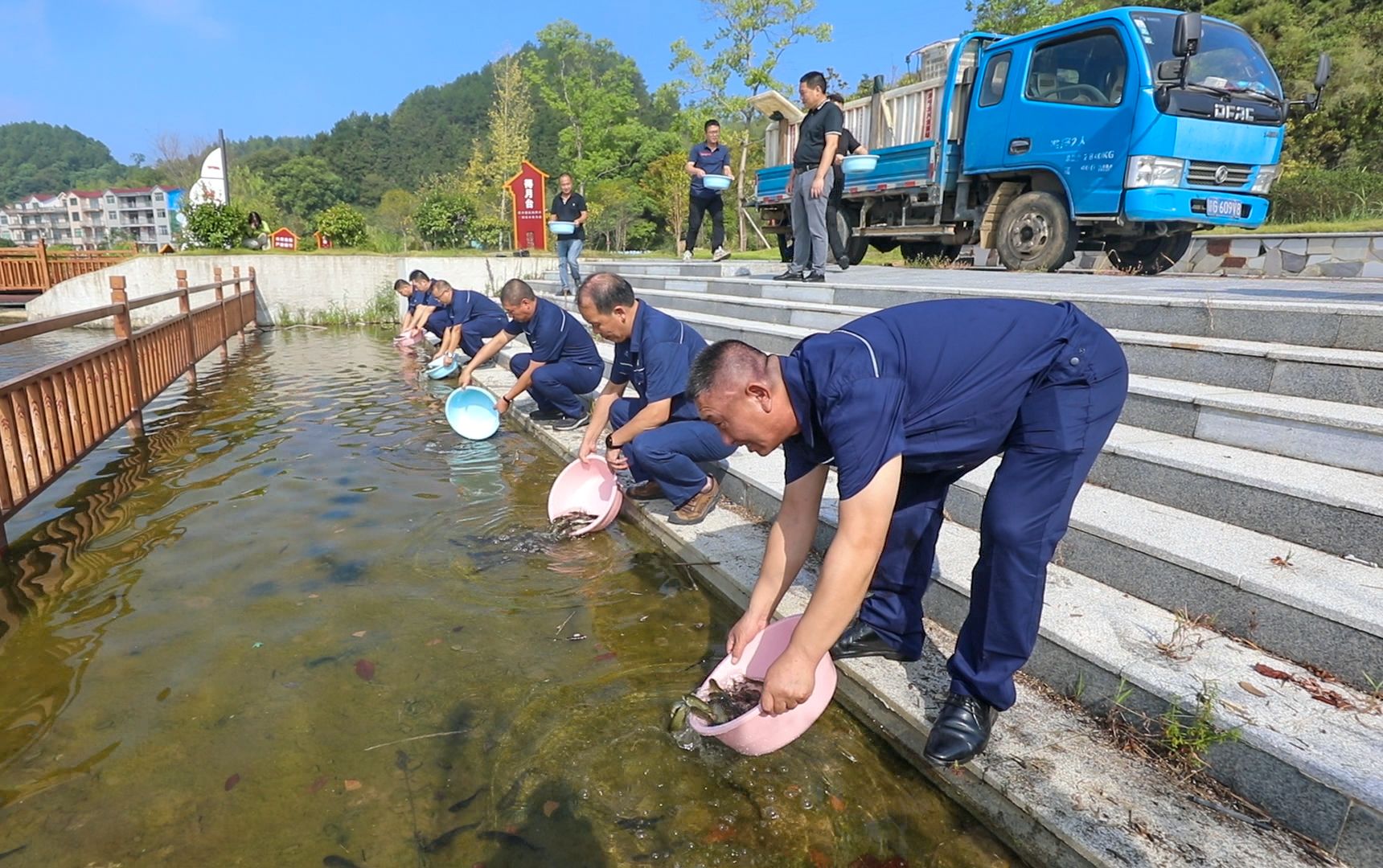 九江新华水电开发有限公司下坊水电厂开展增殖放流活动