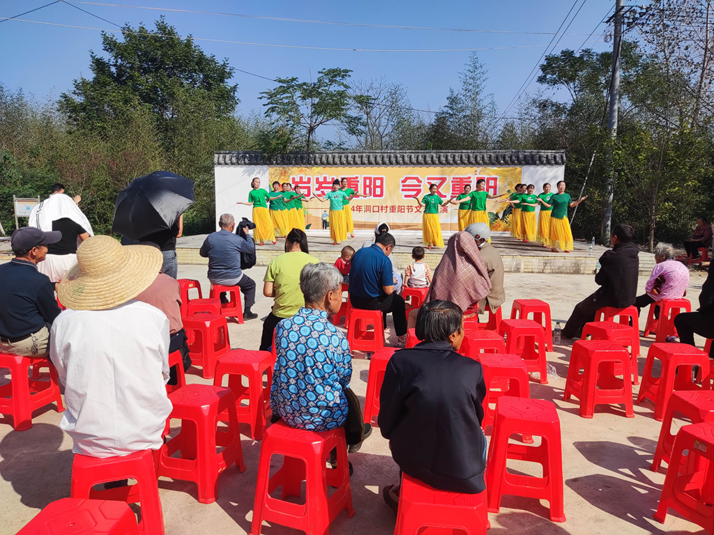 武宁县石渡乡洞口村举办重阳节文艺汇演活动