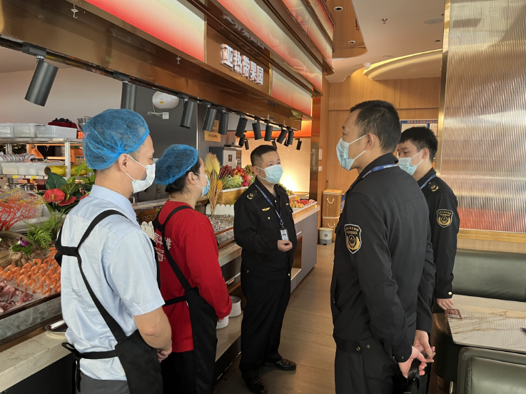 武宁县市监局：随机查餐厅 守牢餐饮安全