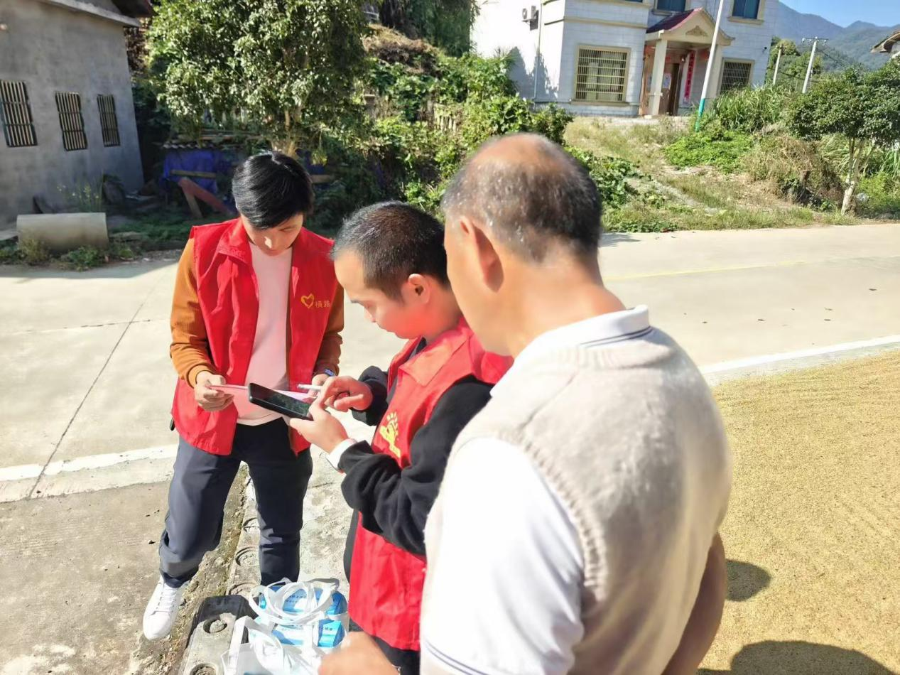 武宁县横路乡团委组织青年参与医保收缴政策宣传服务