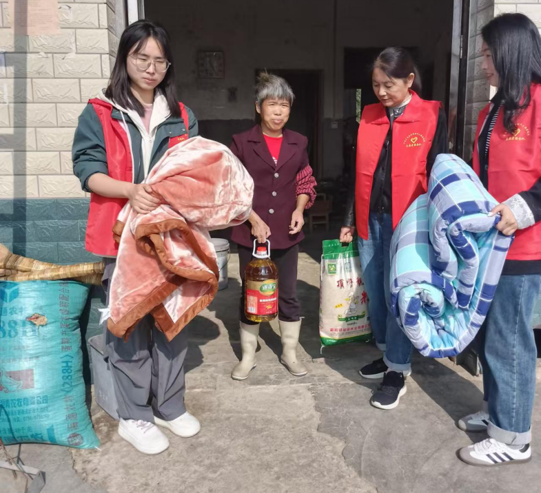 武宁县官莲乡莲花村新时代文明实践站开展防寒御寒送温暖活动