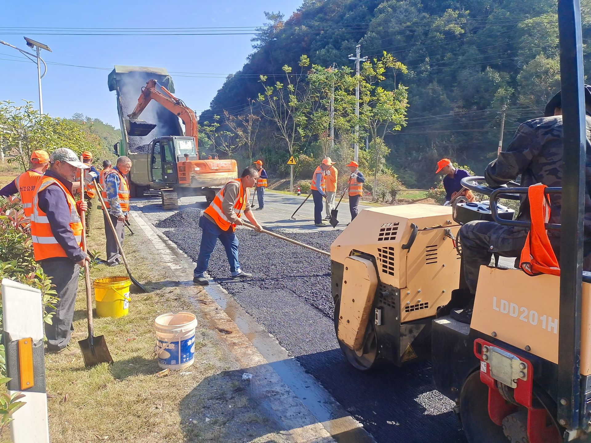 武宁公路分中心全力修补G220线破损路面 守护公路畅安舒美