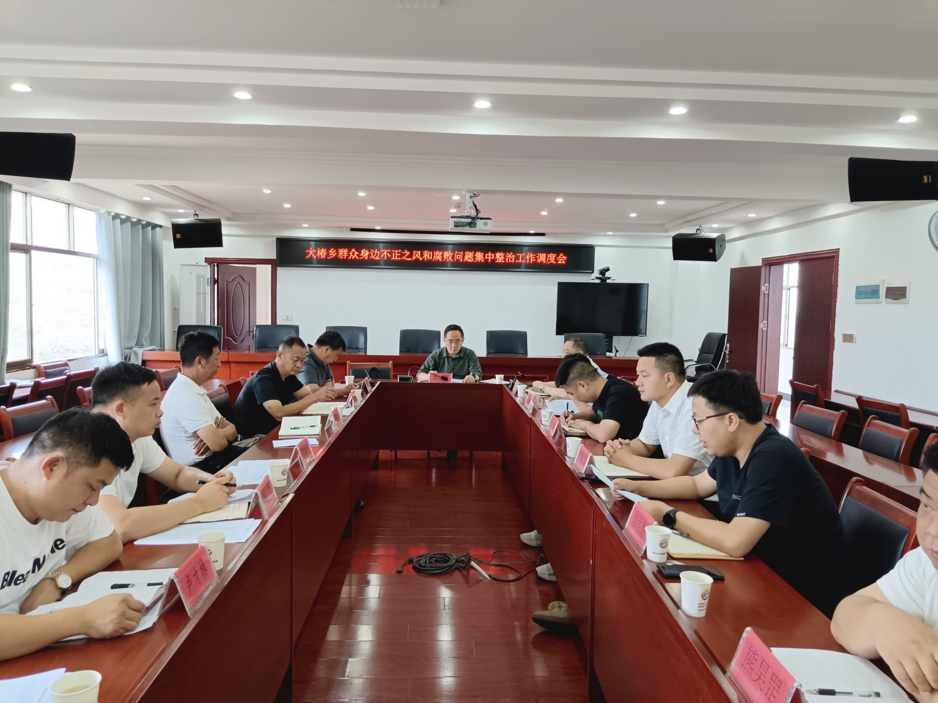县领导到大椿乡召开“开门搞整治  上门听民意”板凳会