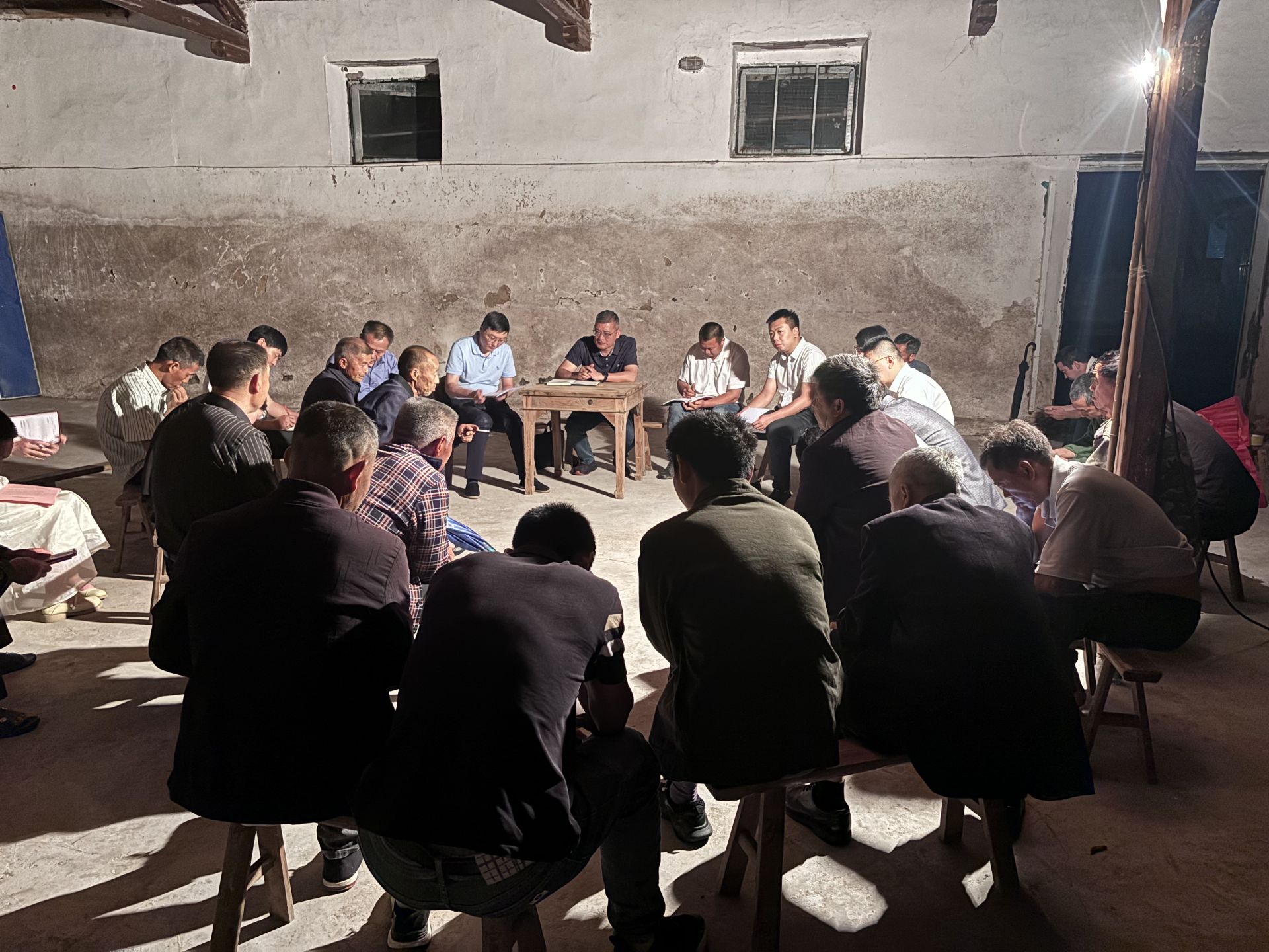 县检察院领导到黄坳乡潭溪村召开“板凳会”