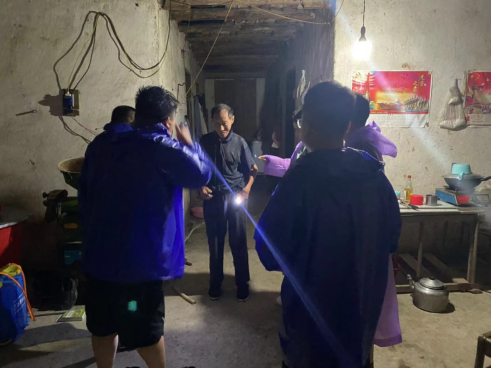 【防汛一线】一场冒雨前行的夜间转移战