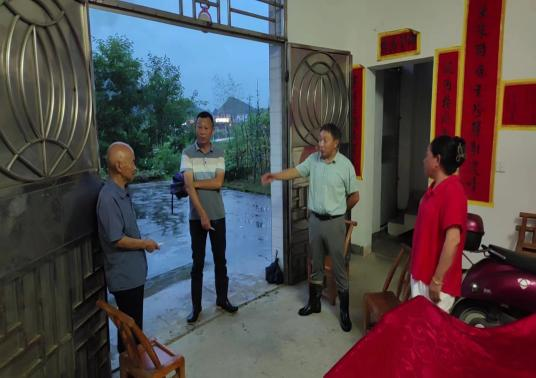 【防汛一线】征村乡熏衣村第一书记徐向阳：坚守防汛一线  筑牢安全屏障