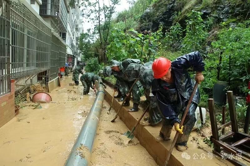 【防汛一线】闻令而动 干群冲锋在前
