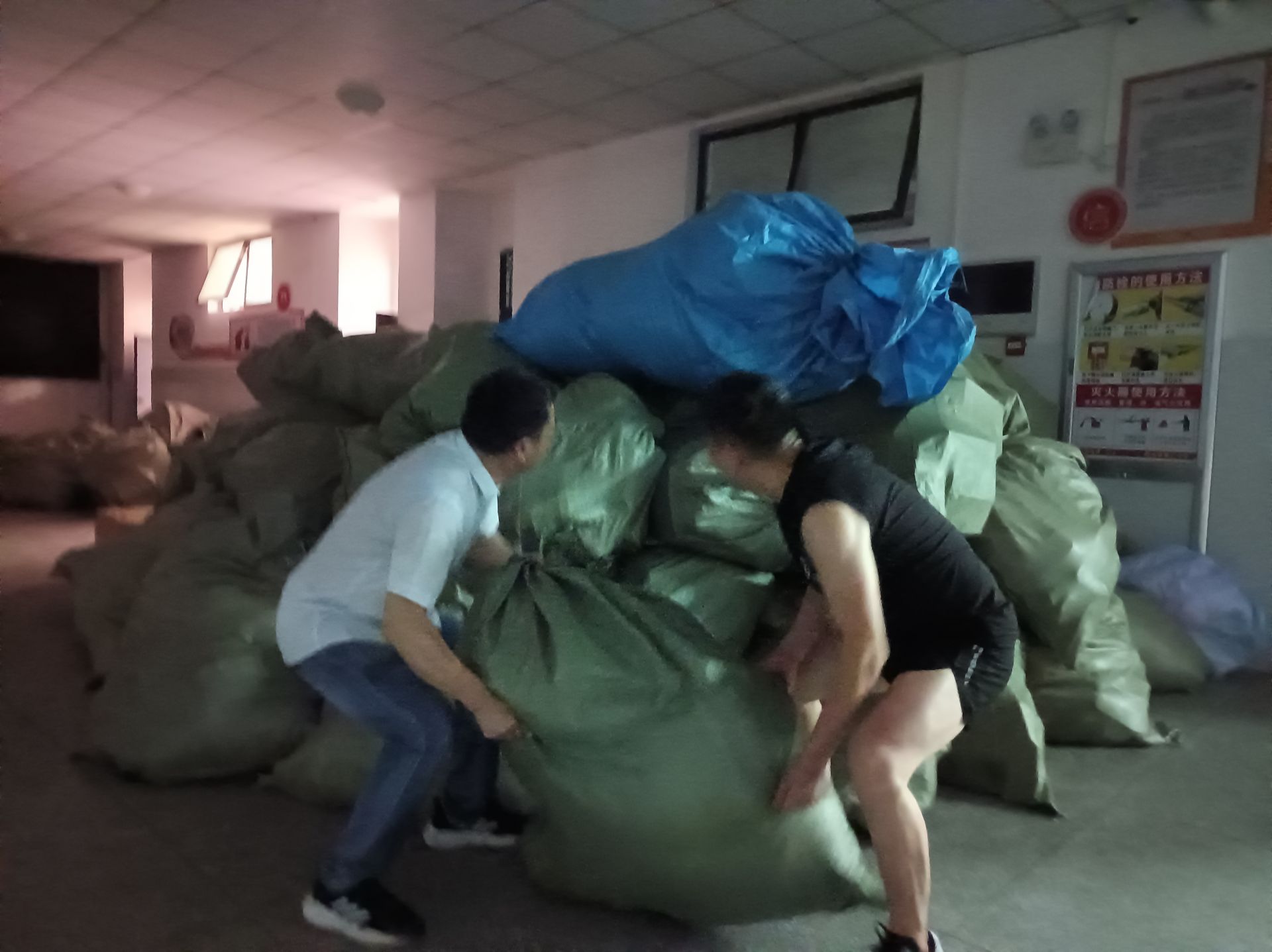 【防汛一线】洪峰临境！他们帮助商场紧急转移货物