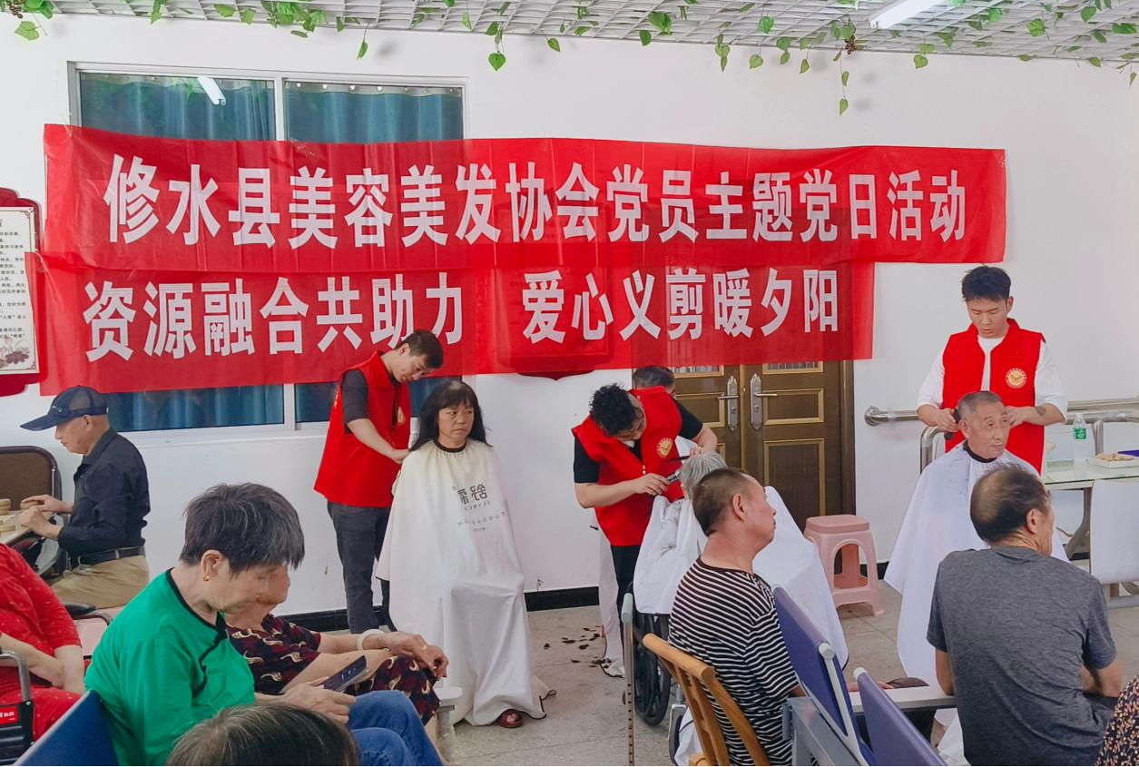 竹坪乡金竹社区：资源融合共助力  爱心义剪暖夕阳