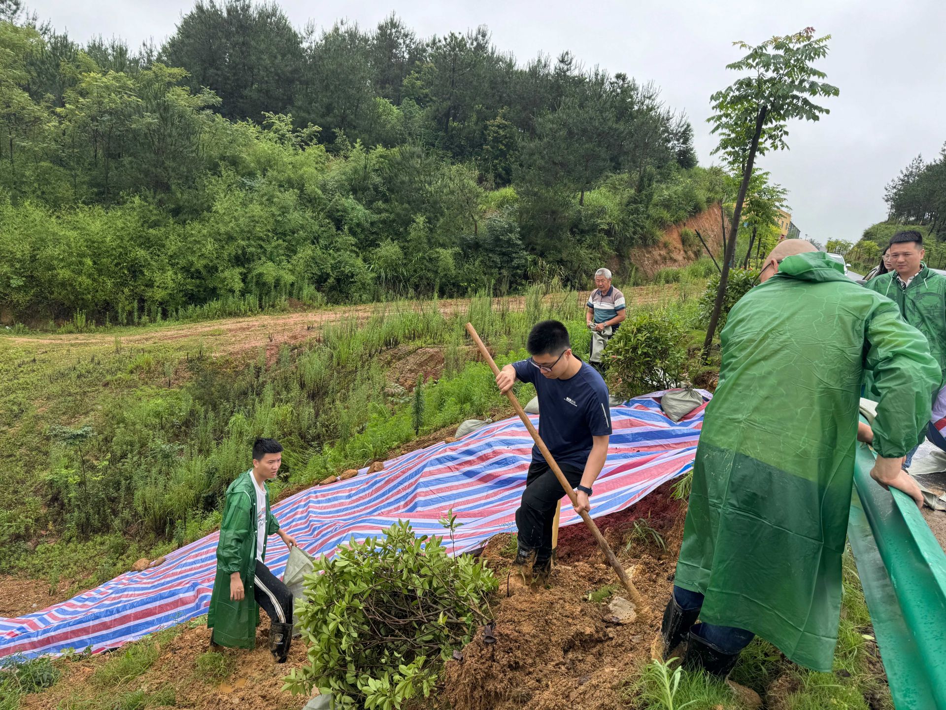 【防汛一线】石坳乡：干群齐心处险情  合力排险护安宁