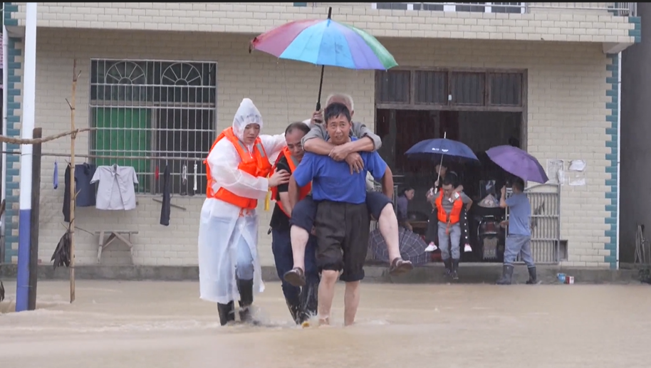 【防汛一线】强降雨致村庄被淹  紧急转移23人