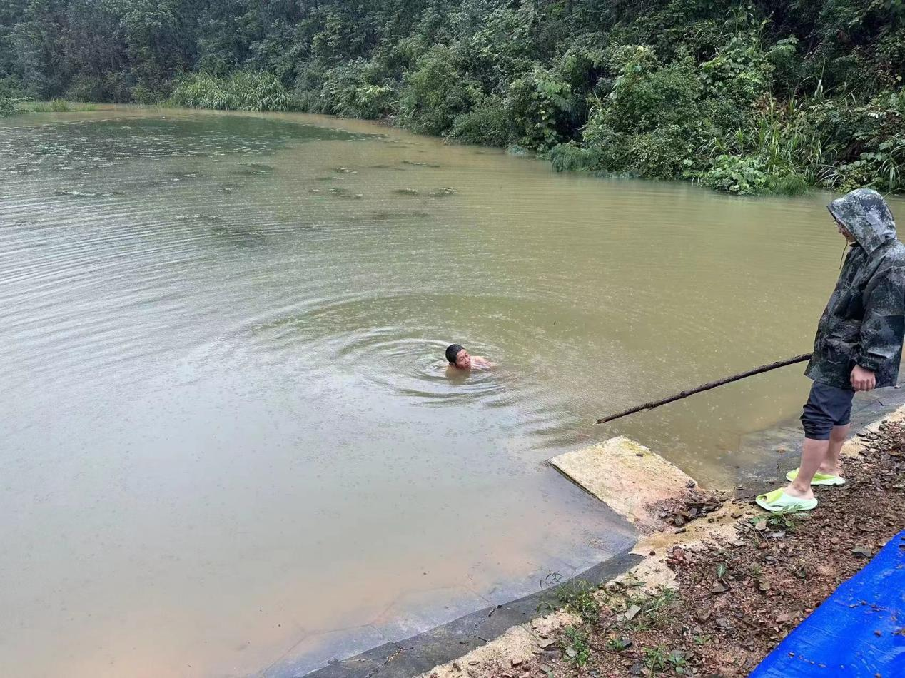 【防汛一线】平兴根：潜入水中排险   抗汛关键时刻显身手