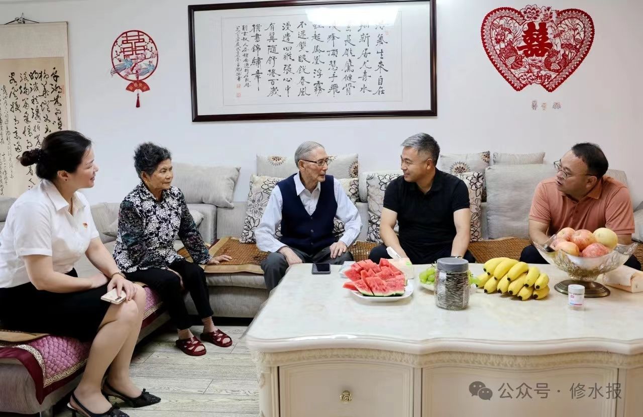 郑庆华刘婕“七一”前夕走访慰问老党员和困难党员