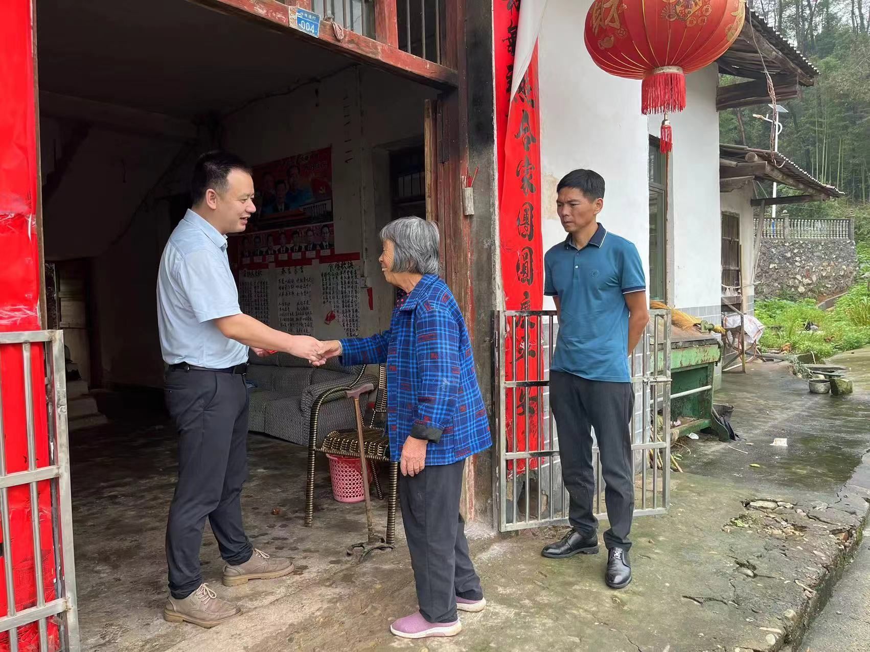 太阳升镇开展“七一”走访慰问党员活动