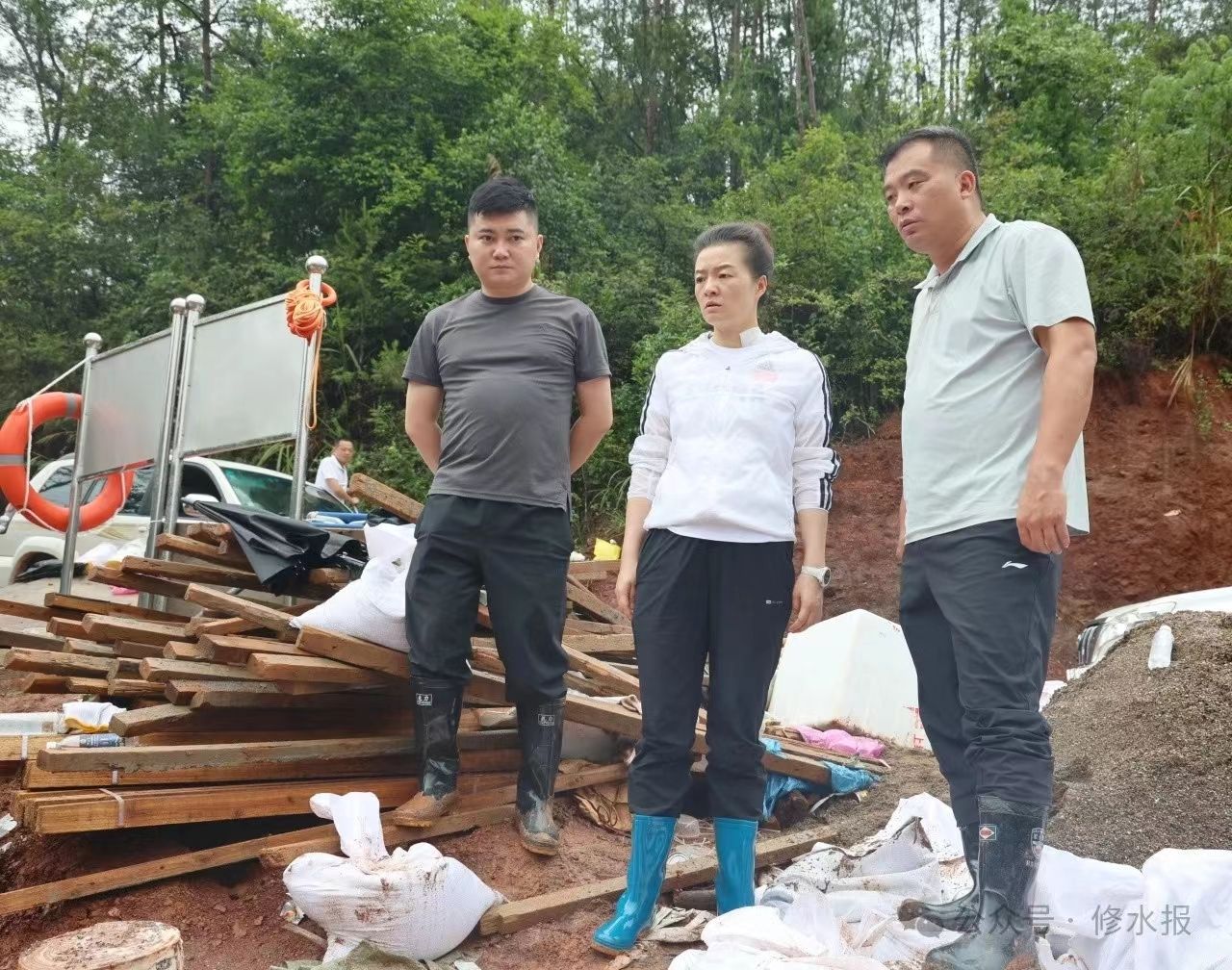 【防汛一线】刘婕深入渣津路口督查防汛工作