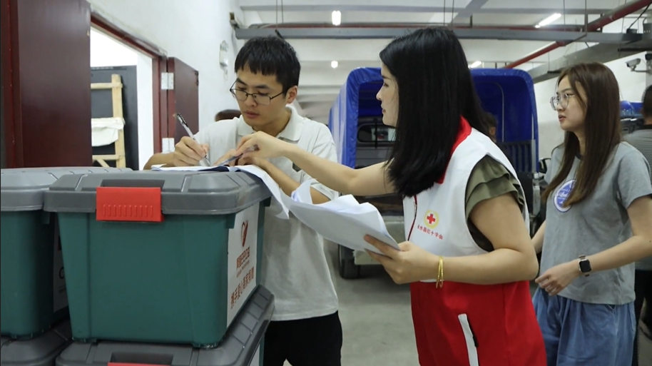 【防汛一线】县红十字会紧急筹措物资分发到各乡镇