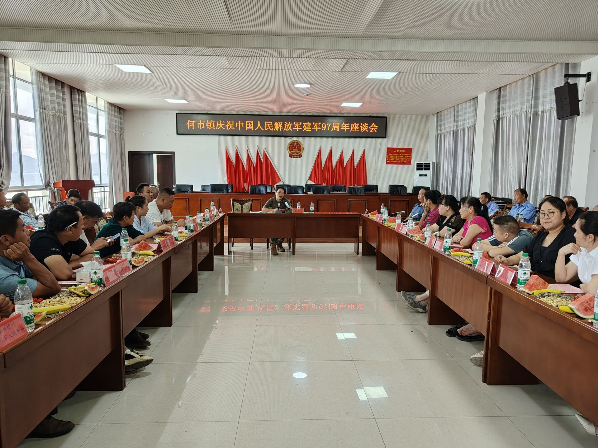 何市镇召开庆祝中国人民解放军建军97周年座谈会