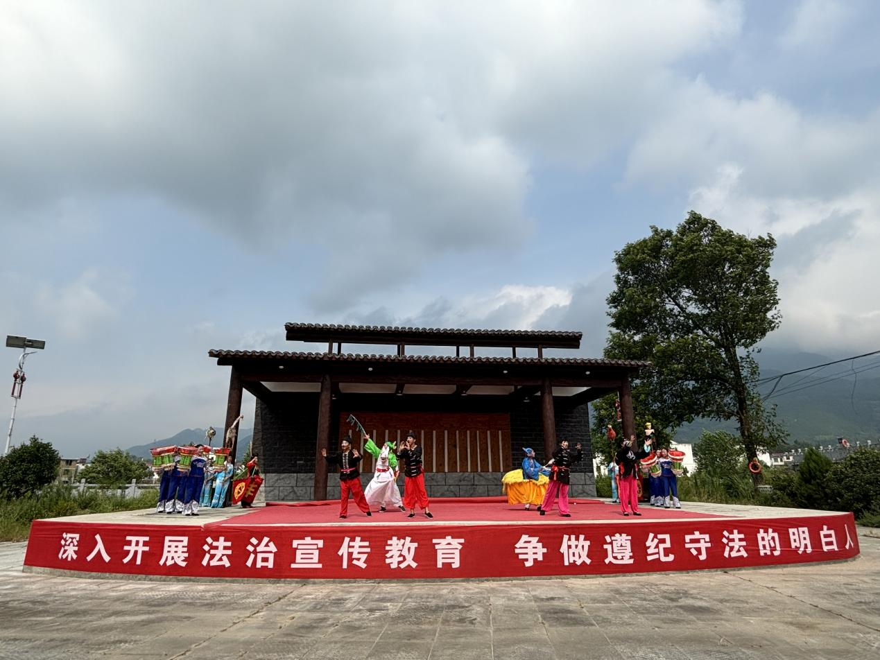 “非遗花灯+普法”，普法走“新”更走“心”