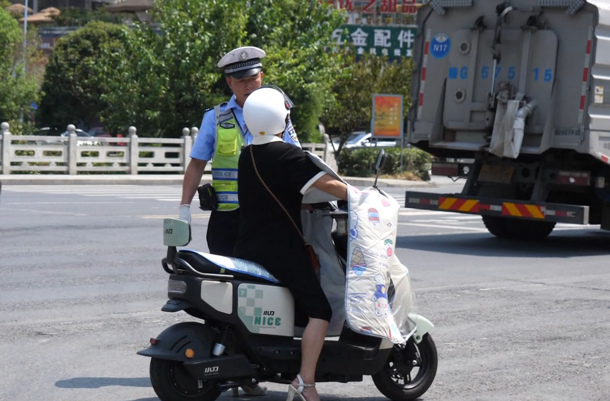 视频丨县交管大队：坚守执勤点  战高温保畅通 