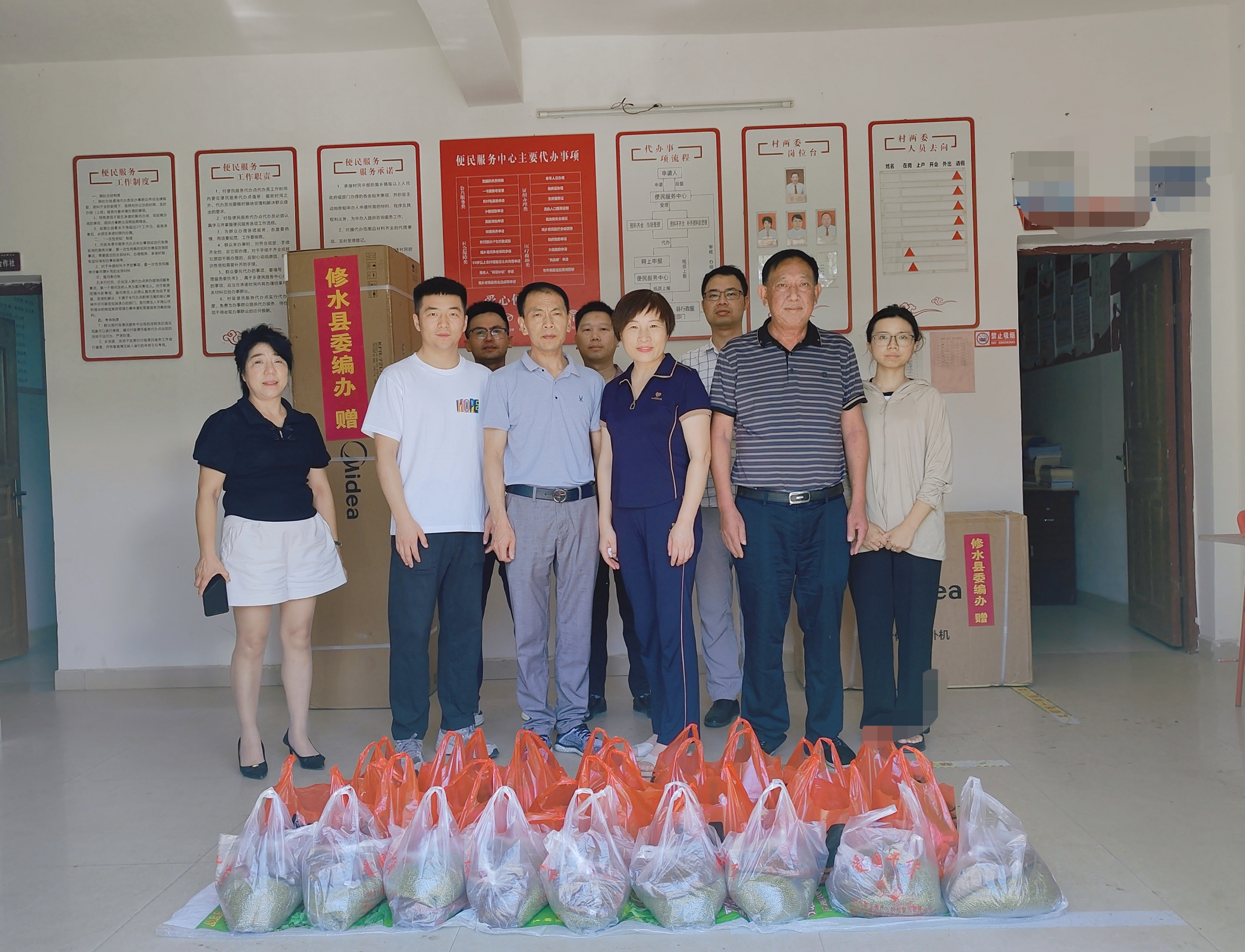县委编办：我为群众办实事  入户走访送清凉
