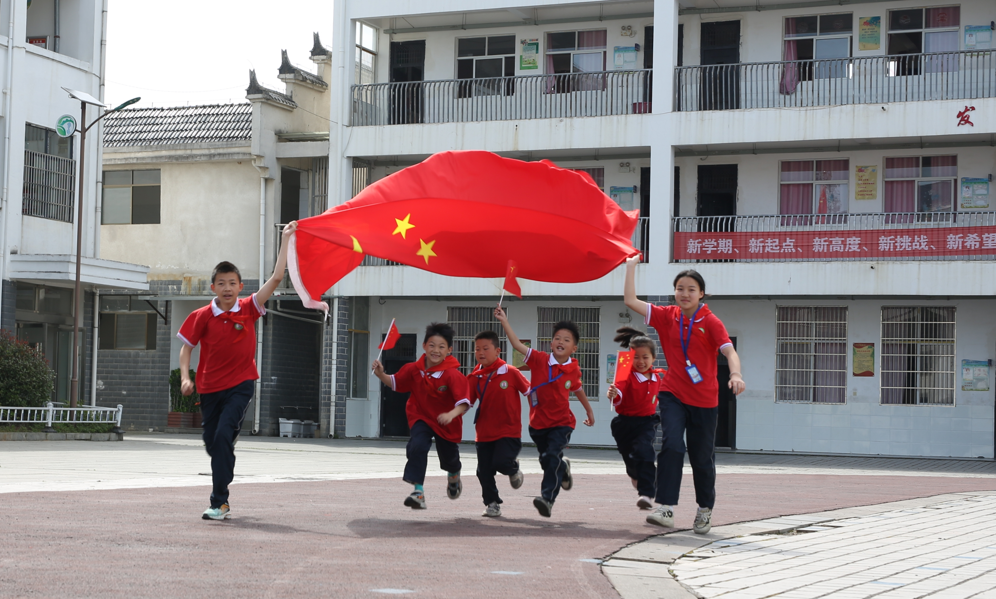 何市镇中心小学开展“与国旗合影”活动