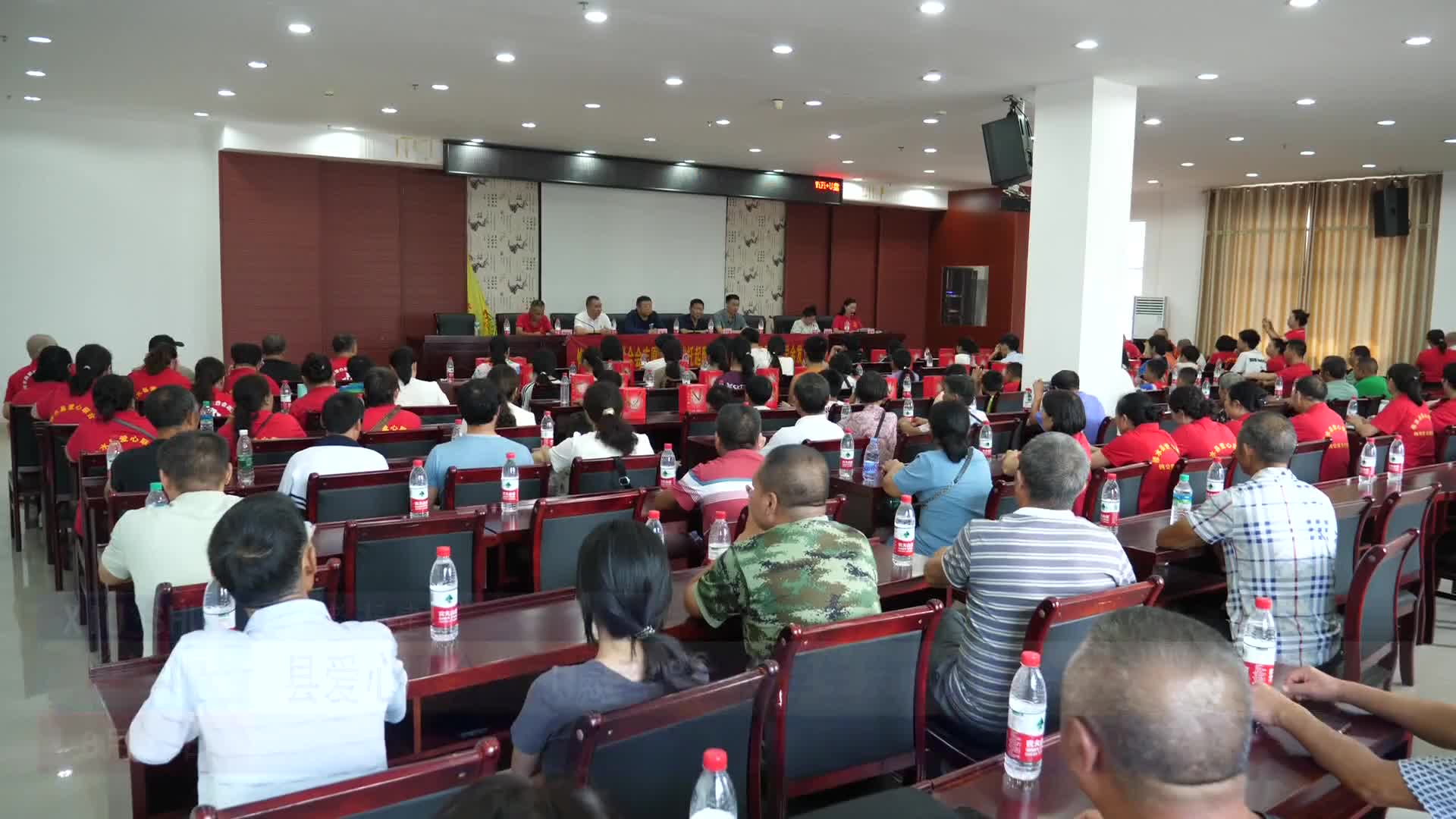 县爱心联合会志愿者分会向学生发放助学金
