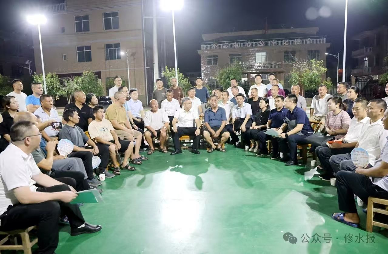 视频丨郑庆华到山口镇桃坪村召开板凳会 
