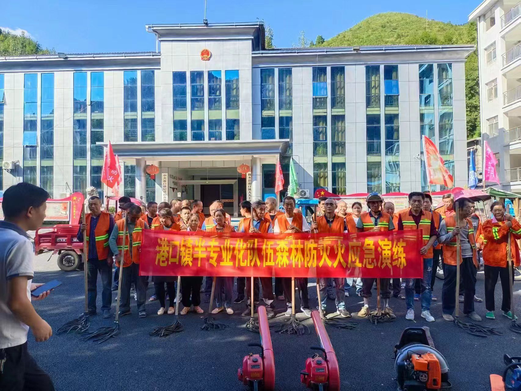 港口镇全面开展森林防灭火应急演练暨大型防火巡街宣传行动