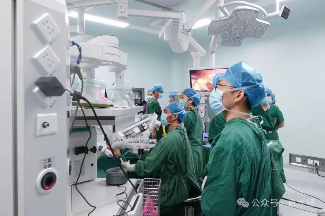 视频丨县总医院人民医院院区党委书记徐白生受邀线上分享机器人辅助手术技巧