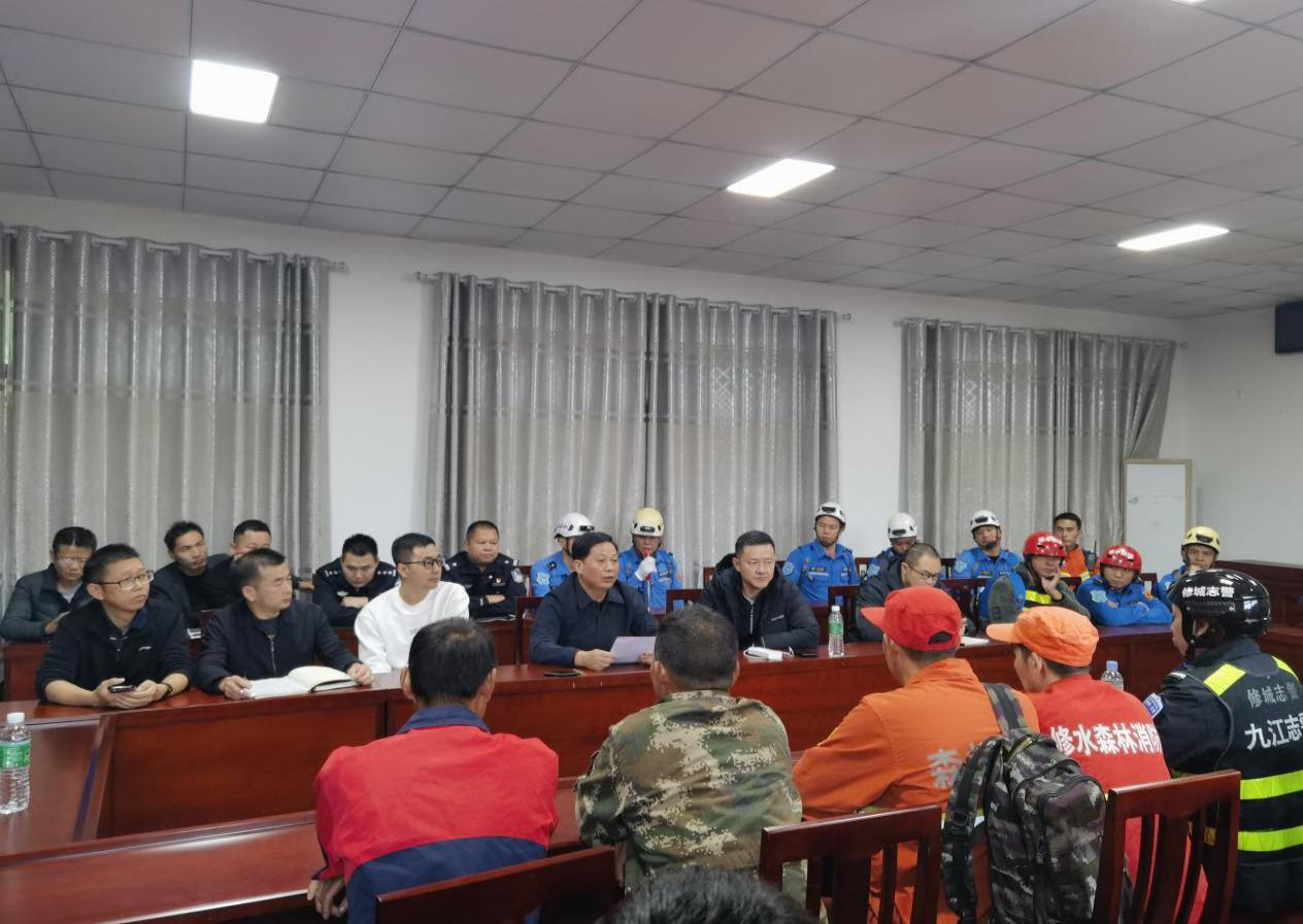 5名外地“驴友”失联，县专业森林消防大队联合各救援队搜山救人