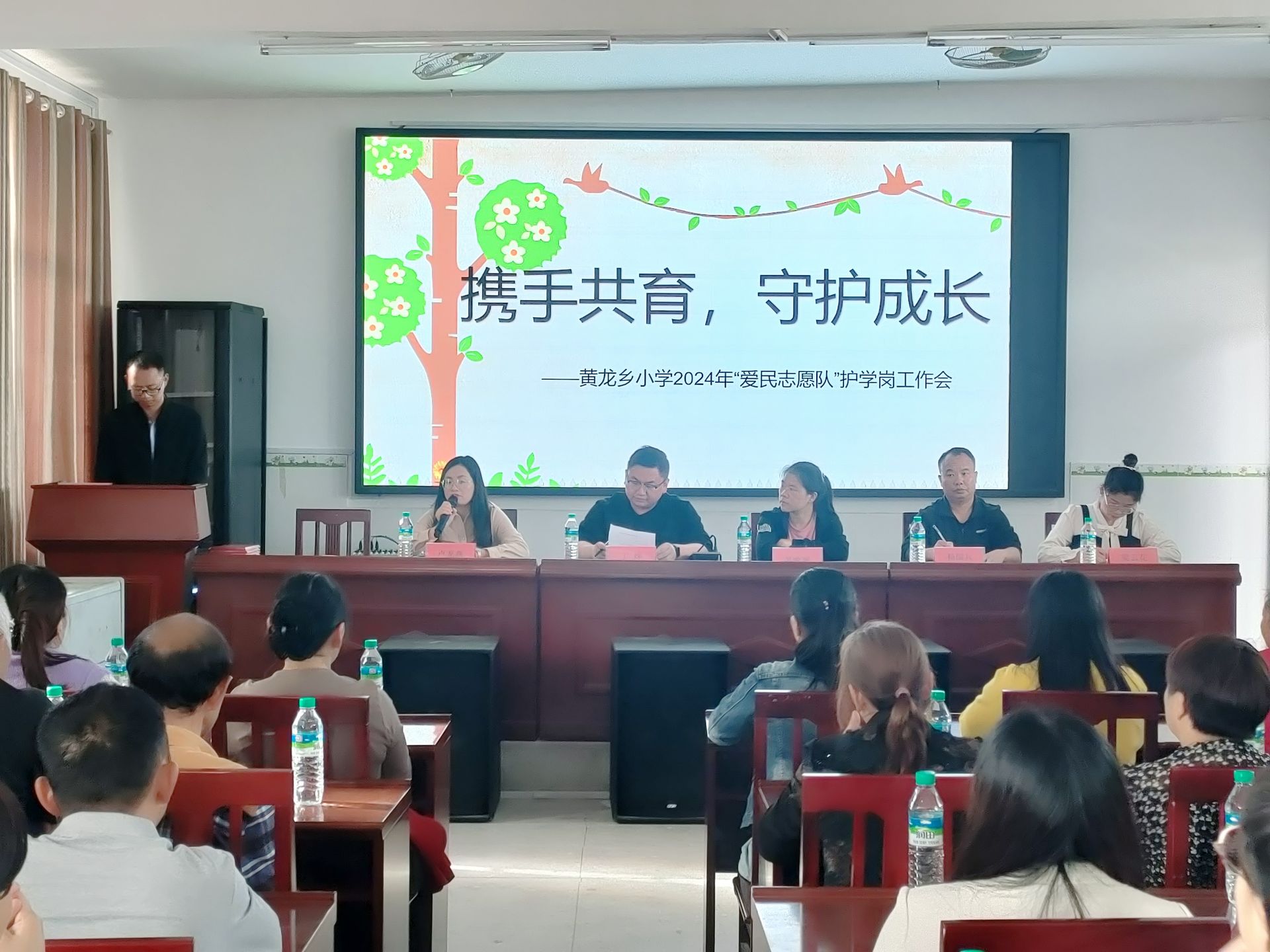 黄龙中小开展爱民志愿队暨家长开放日活动