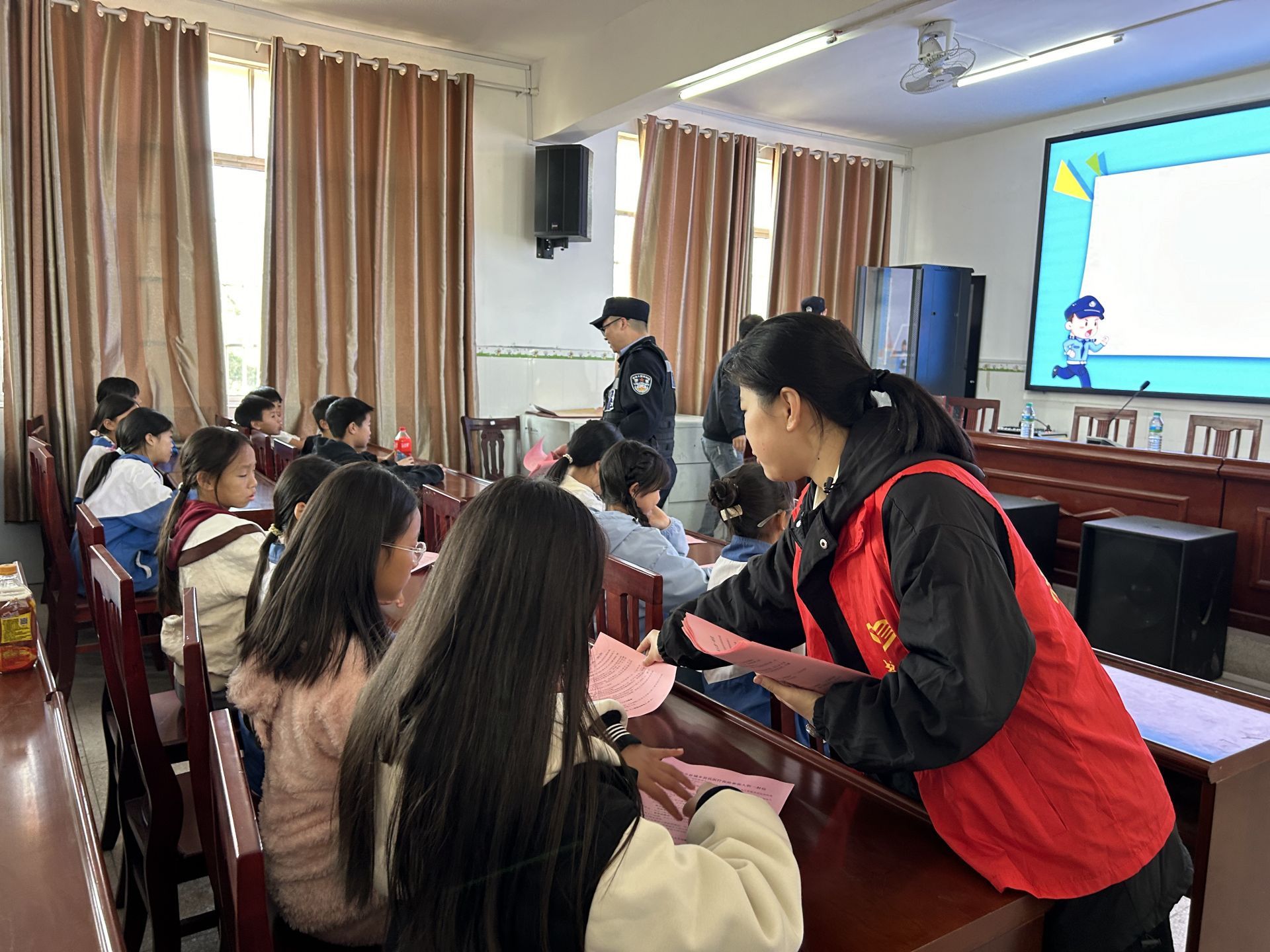 黄龙乡开展平安建设集中宣传月活动