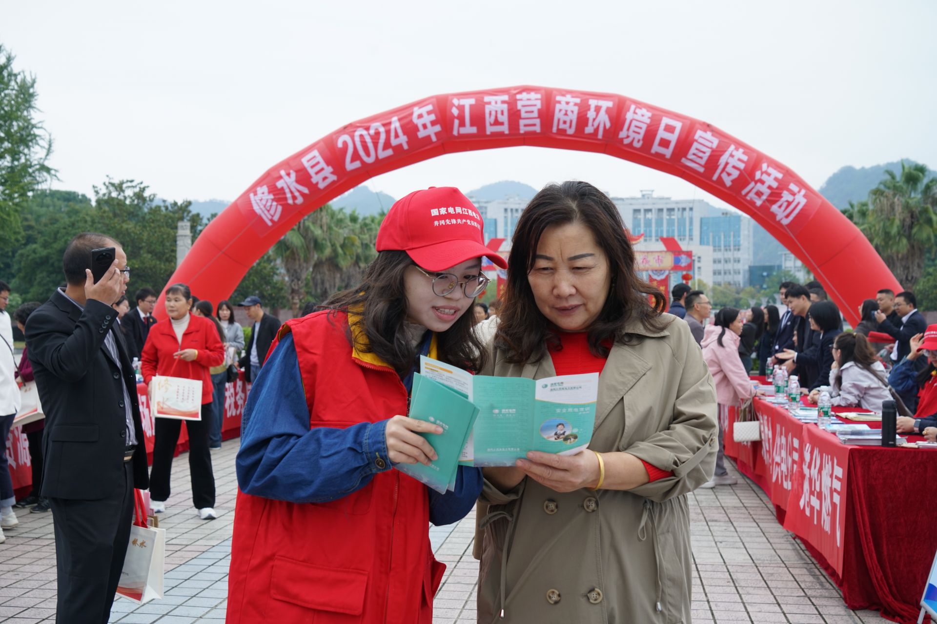 国网修水县供电公司：开展电力服务宣传 打造和谐营商环境