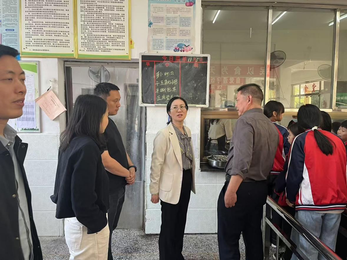 县领导深入西港镇中心小学调研食品安全工作并开展陪餐活动