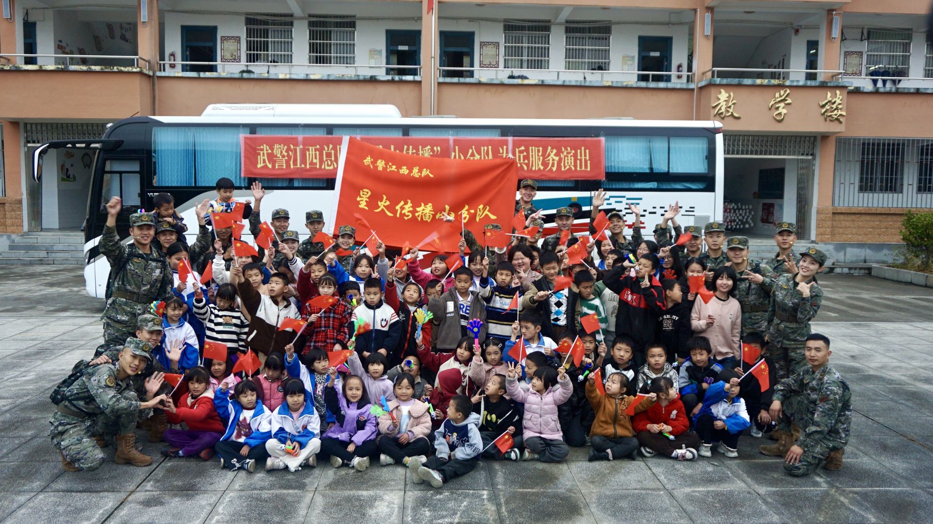 武警江西总队“星火传播”小分队深入帮扶学校开展巡演巡讲