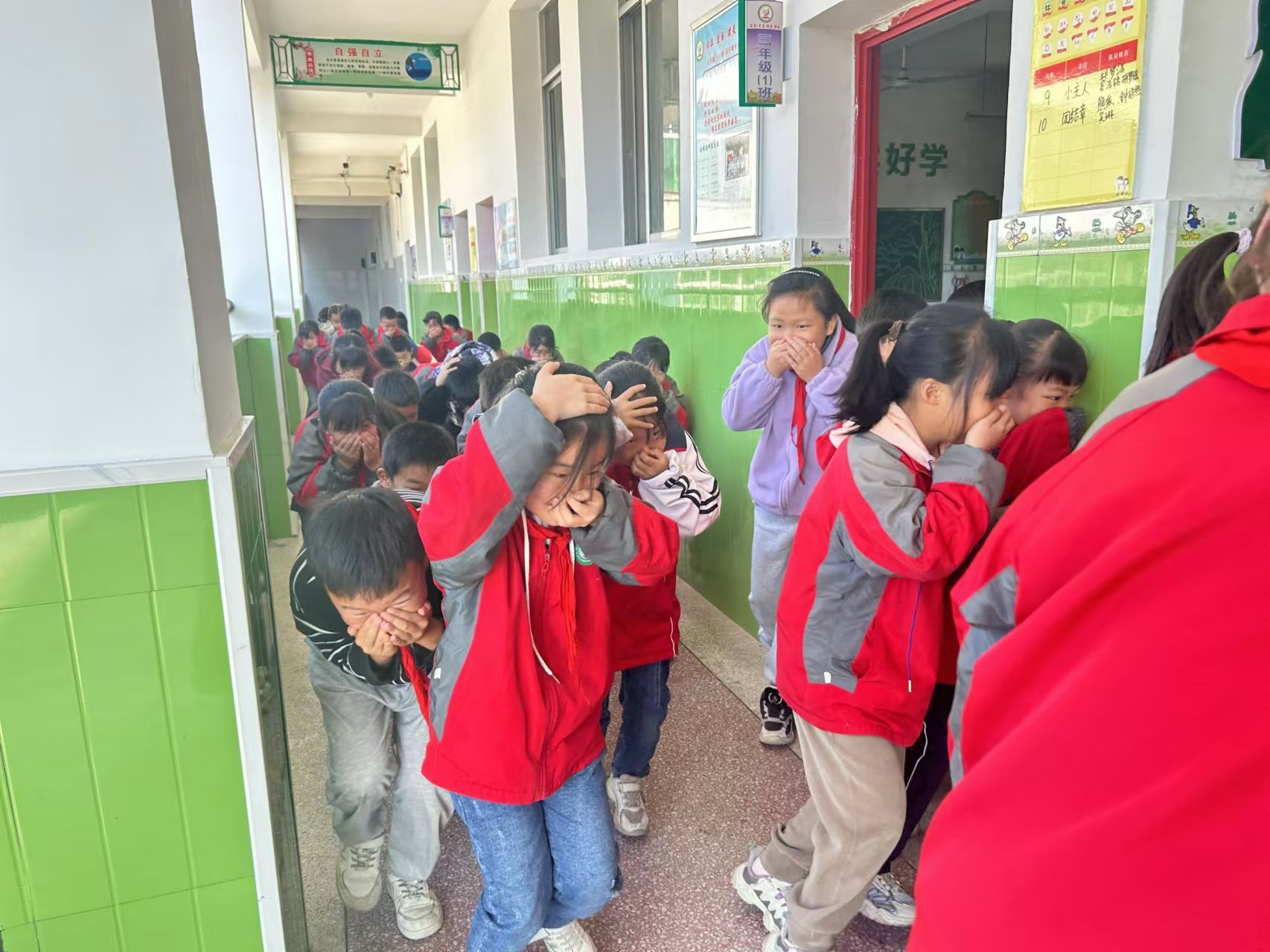 黄港镇小学：消防疏散演练  筑牢校园安全防线