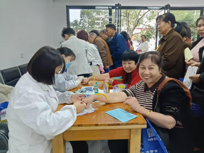义宁镇红山社区“爱心义诊送健康，人人参保有‘医’靠”主题活动