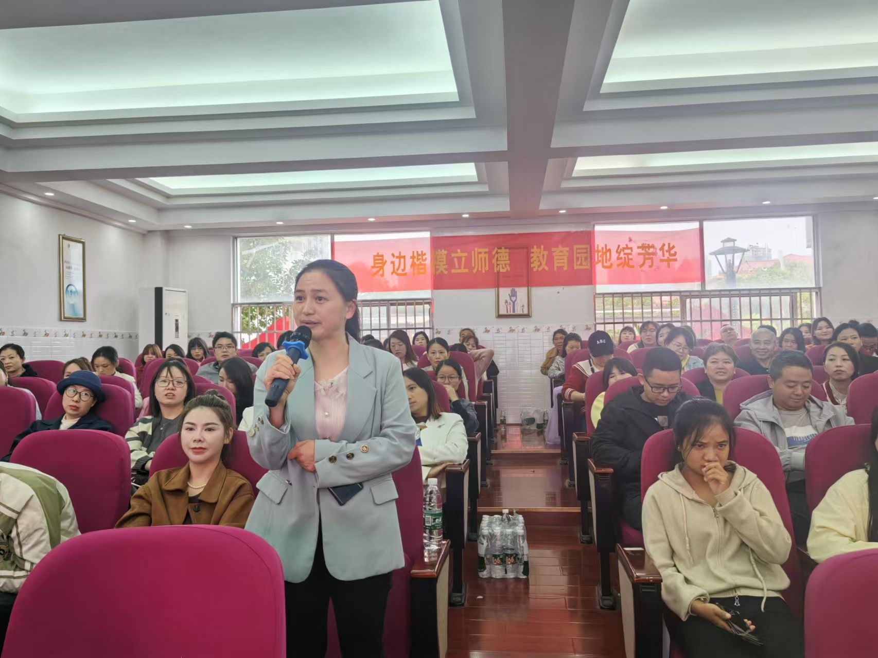 县八小举办“做智慧父母”家庭教育专题讲座