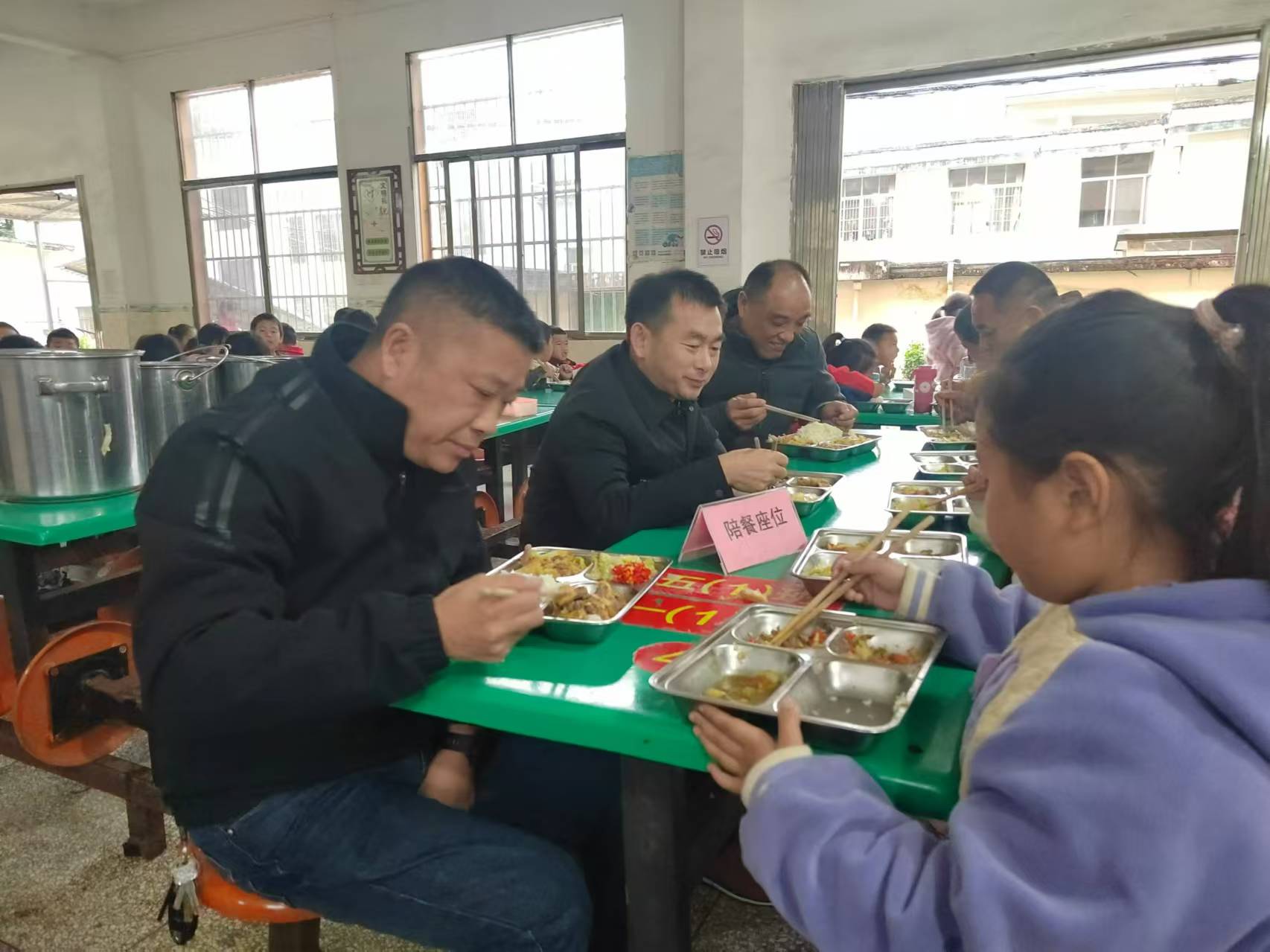 校园陪餐  守护学生舌尖上的安全