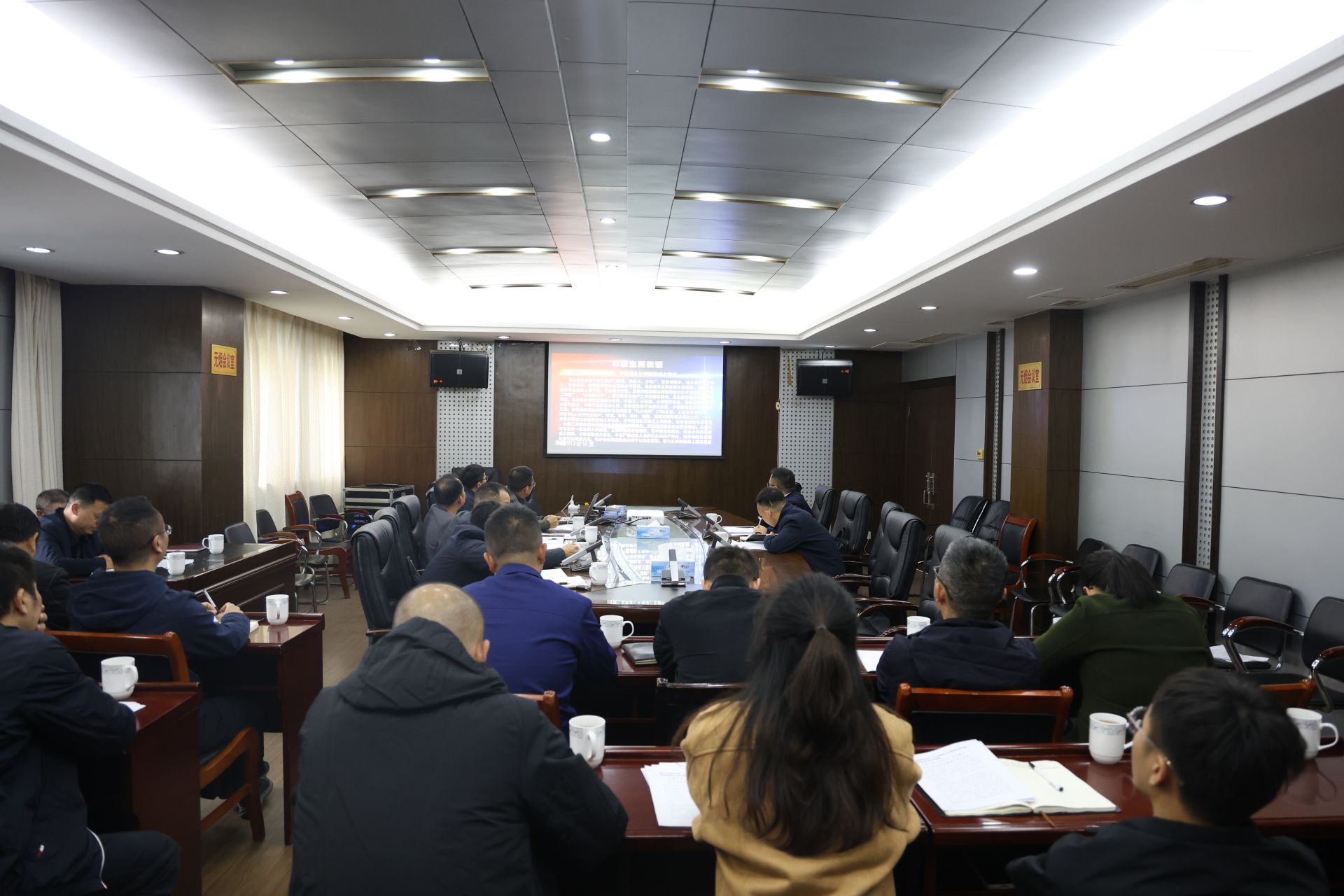 2024年县工业制造安全专委会第四次全体会议暨园区周边生态环保主要问题整改推进调度会议召开