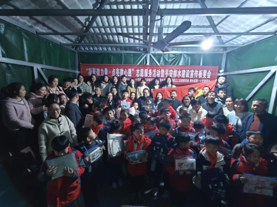 义宁镇濂溪社区召开“凝聚微力量  点亮微心愿”暨平安修水建设宣传板凳会