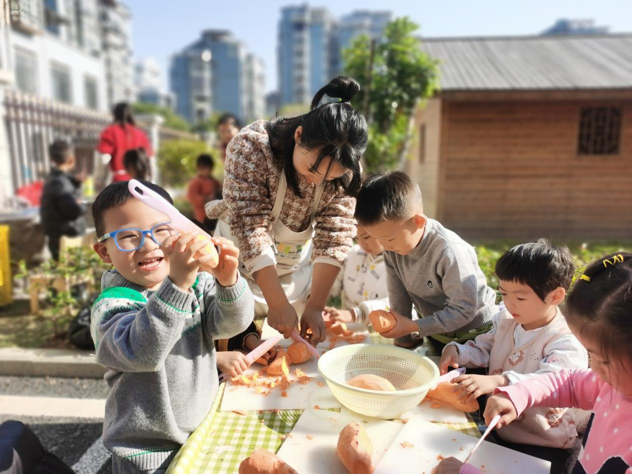  “食”得人间烟火 “灶”就趣味童年  ——修水县第六幼儿园开展大锅灶食育活动
